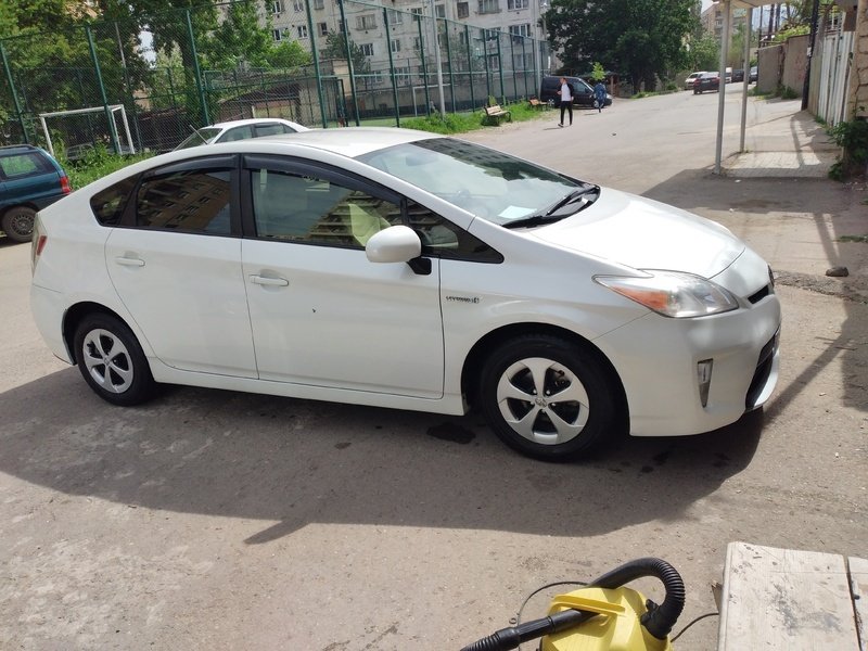 ფოტო 1 TOYOTA Prius 2012