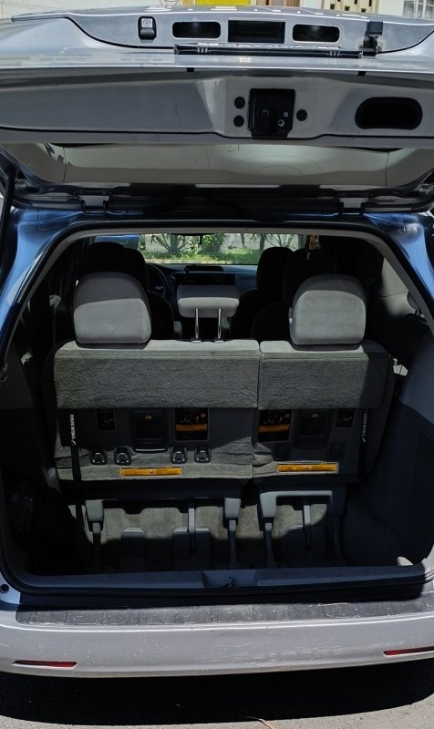 ფოტო 8 TOYOTA Sienna 2011