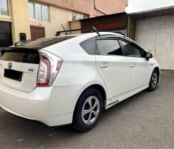 ფოტო 1 TOYOTA Prius 2013 thumb