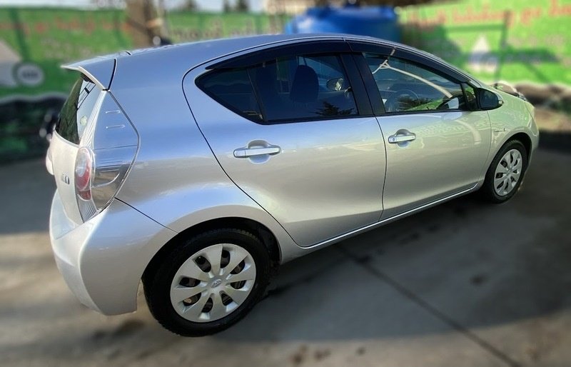 ფოტო 3 TOYOTA Aqua 2012