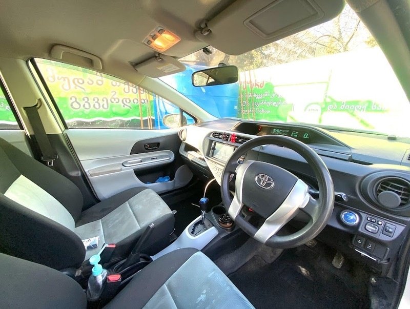 ფოტო 5 TOYOTA Aqua 2012