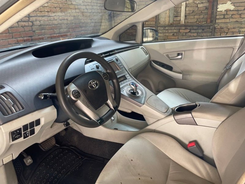 ფოტო 10 TOYOTA Prius 2012